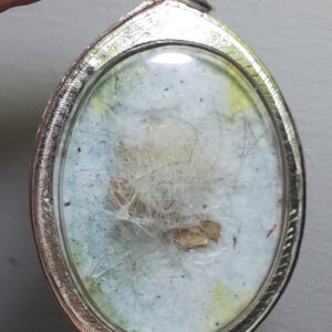 Alternative view of ล็อคเก็ตหลวงปู่แสง ญาณวโร  ด้านหลังมวลสาร วัดอรัญวิเวก จังหวัดอำนาจเจริญ