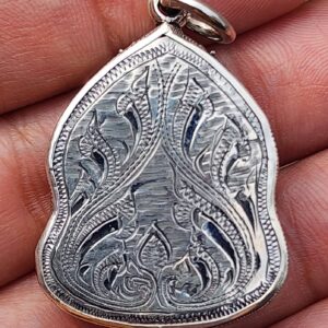 Alternative view of ล็อคเก็ตใบโพธิ์ ปี 2544 หลวงตามหาบัว ญาณสัมปันโน วัดป่าบ้านตาด จังหวัดอุดรธานี