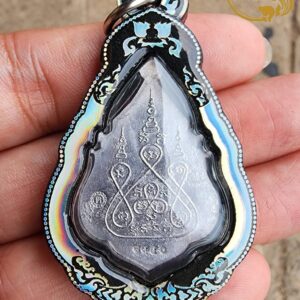 Alternative view of เหรียญหยดน้ำย้อนยุค เนื้อตะกั่ว หลวงพ่อพิบูลย์ จังหวัดอุดรธานี