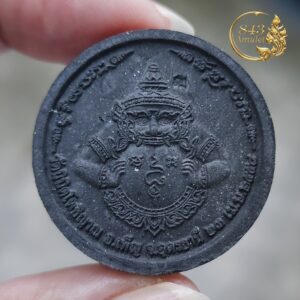 Alternative view of พระผงบรมครูชีวกโกมารภัจจ์ ปี 2558 พระอาจารย์ตุ๋ย (กฤษณ์ กิตติญาโณ) วัดนิมิตรโพธิญาณ จังหวัดอุดรธานี