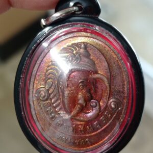 Alternative view of เหรียญศรีสุขคเณศ ปี 2561 จังหวัดอุดรธานี พระพิฆเนศปางนาคปรกหนึ่งเดียวในโลก