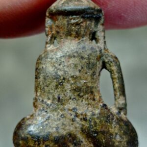 Alternative view of พระร่วงนั่งแขนโปร่ง เนื้อดิน กรุวัดพญาดำ จ.สุโขทัย