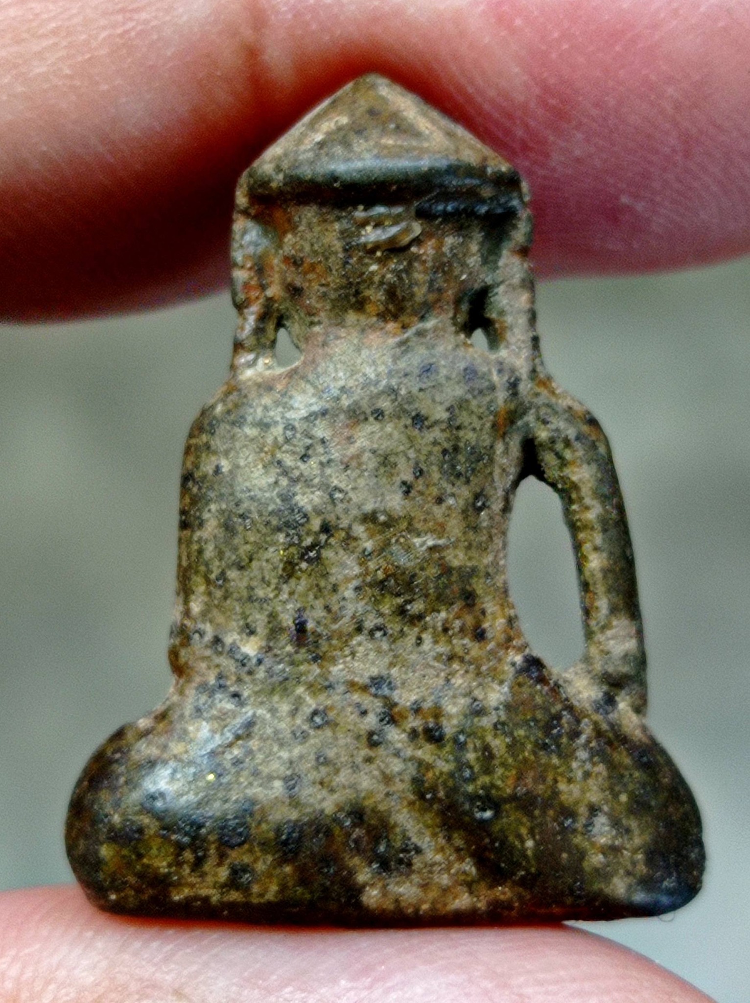 พระร่วงนั่งแขนโปร่ง เนื้อดิน กรุวัดพญาดำ จ.สุโขทัย - Image 2