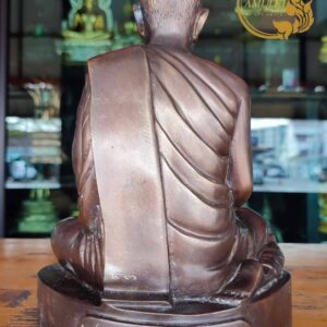 Alternative view of พระบูชา"รุ่นแรก" หน้าตัก 7 นิ้ว หลวงตาแหวน ทยาลุโก วัดป่าหนองนกกด จังหวัดสกลนคร