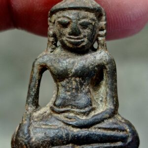 พระร่วงนั่งแขนโปร่ง เนื้อดิน กรุวัดพญาดำ จ.สุโขทัย