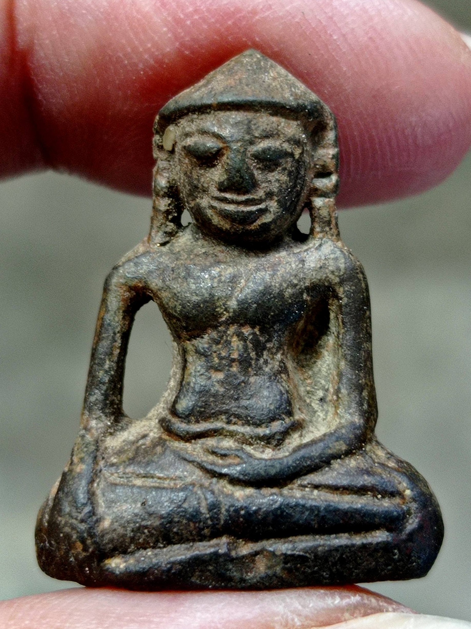 พระร่วงนั่งแขนโปร่ง เนื้อดิน กรุวัดพญาดำ จ.สุโขทัย