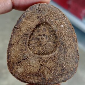 Alternative view of พระปิดตาจัมโบ้ หลังรูปเหมือน ปี 2546 หลวงพ่อเจริญ ฐานยุตโต วัดโนนสว่าง จังหวัดอุดรธานี