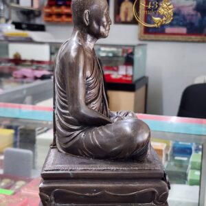 Alternative view of พระบูชาขนาด 5 นิ้ว ปี 2547 หลวงตามหาบัว ญาณสัมปันโน วัดป่าบ้านตาด จังหวัดอุดรธานี