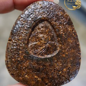 Alternative view of พระปิดตาจัมโบ้ หลังรูปเหมือน ปี 2546 หลวงพ่อเจริญ ฐานยุตโต วัดโนนสว่าง จังหวัดอุดรธานี