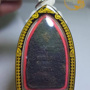 Alternative view of ขุนแผนอุ้มนาง รุ่น 3 พร้อมเลี่ยมกันน้ำ หลวงพ่อเจริญ ฐานยุตโต วัดโนนสว่าง จังหวัดอุดรธานี