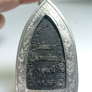 Alternative view of ขุนแผนอุ้มนาง รุ่น 3 พร้อมเลี่ยมเงิน หลวงพ่อเจริญ ฐานยุตโต วัดโนนสว่าง จังหวัดอุดรธานี