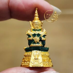 Alternative view of รูปหล่อลอยองค์พระแก้วมรกต ปี 2547 วัดศรีรัตนศาสดาราม (วัดพระแก้ว) กรุงเทพมหานคร